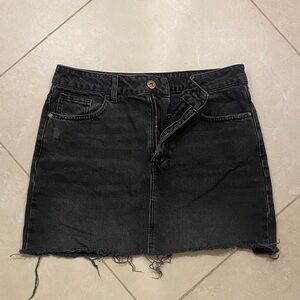 Zara Women’s Dark Gray Denim Mini Skirt Size Medium Frayed